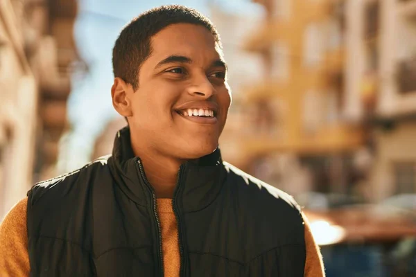 Νεαρός Λατίνος Χαμογελά Χαρούμενος Στέκεται Στην Πόλη — Φωτογραφία Αρχείου
