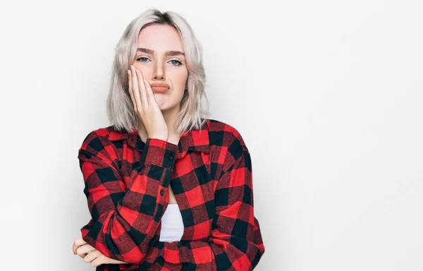 Menina Loira Jovem Vestindo Roupas Casuais Pensando Que Parece Cansado — Fotografia de Stock