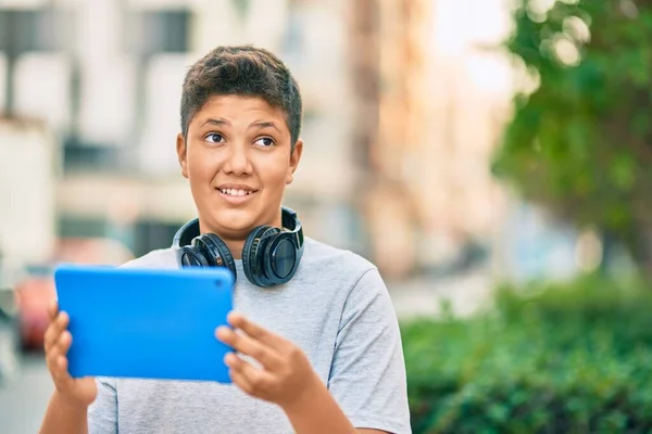 Liebenswerter Lateinischer Junge Lächelt Glücklich Mit Kopfhörer Und Touchpad Park — Stockfoto