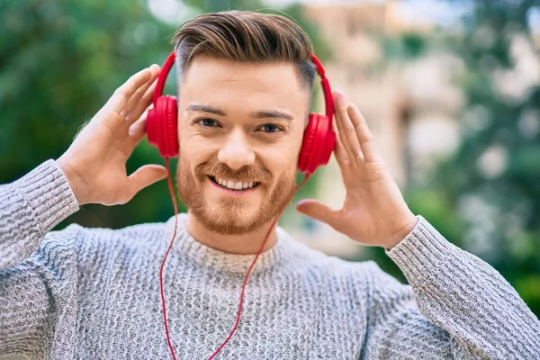 Jovem Caucasiano Sorrindo Feliz Ouvindo Música Usando Fones Ouvido Parque — Fotografia de Stock