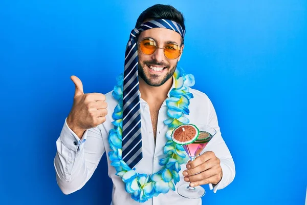 Joven Hombre Negocios Hispano Usando Fiesta Estilo Divertido Bebiendo Cóctel — Foto de Stock