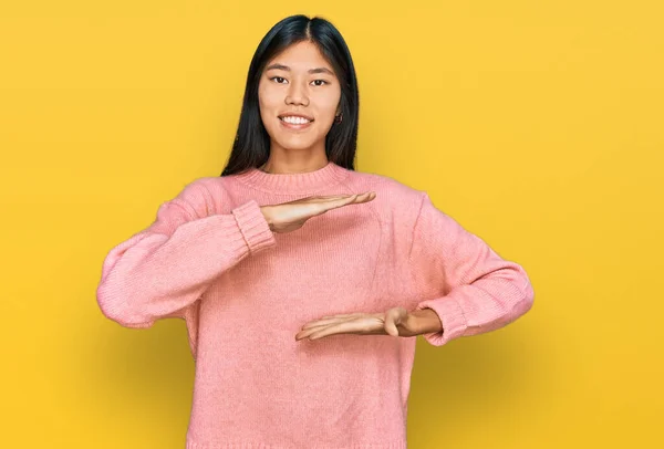 Bella Giovane Donna Asiatica Indossa Casual Maglione Invernale Gesticolando Con — Foto Stock