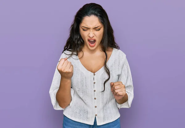 Mujer Joven Morena Vistiendo Ropa Casual Enojado Loco Levantando Puño — Foto de Stock