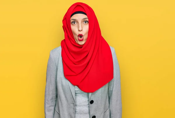 Schöne Hispanische Frau Mit Traditionellem Islamischen Hijab Schal Verängstigt Und — Stockfoto