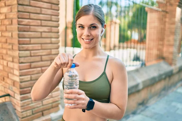 Junge Blonde Sportlerin Macht Sport Und Trinkt Eine Flasche Wasser — Stockfoto