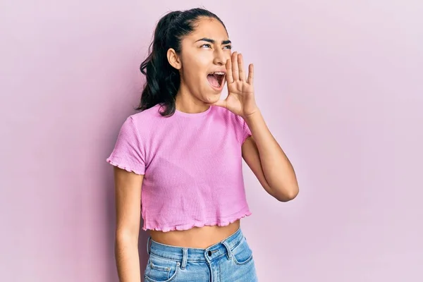 Adolescente Hispanique Avec Des Appareils Dentaires Portant Des Vêtements Décontractés — Photo