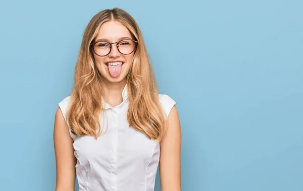 Vacker Ung Kaukasiska Flicka Bär Casual Kläder Och Glasögon Sticker — Stockfoto