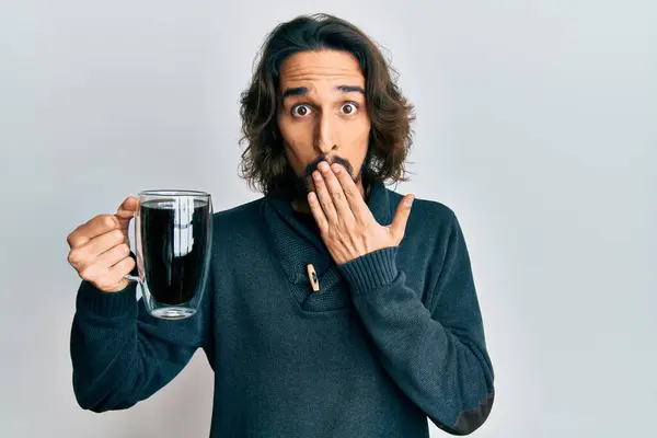 Jeune Homme Hispanique Boire Une Tasse Café Couvrant Bouche Avec — Photo