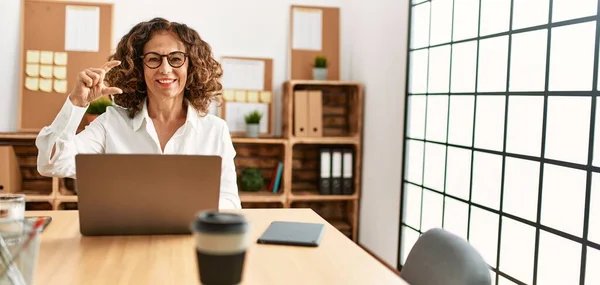Mujer Hispana Mediana Edad Que Trabaja Oficina Con Gafas Sonrientes — Foto de Stock