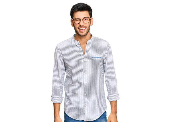 Joven Hombre Guapo Con Ropa Casual Gafas Guiñando Ojo Mirando — Foto de Stock