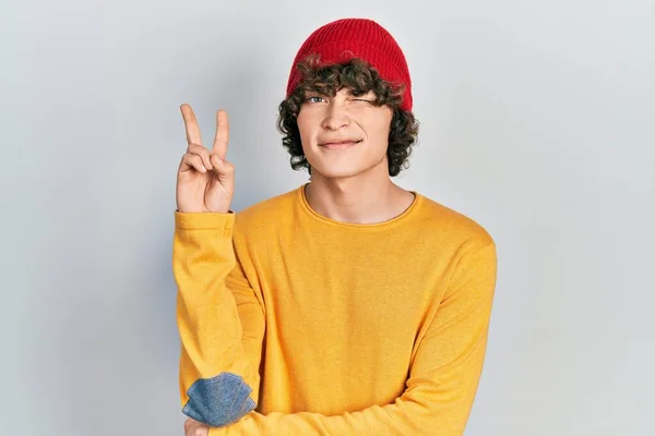 Όμορφος Νεαρός Άνδρας Που Φοράει Μάλλινο Καπέλο Χαμογελώντας Χαρούμενο Πρόσωπο — Φωτογραφία Αρχείου