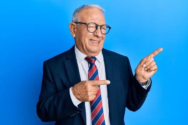 Senior Kaukasischen Mann Business Anzug Und Krawatte Zeigt Besorgt Und — Stockfoto