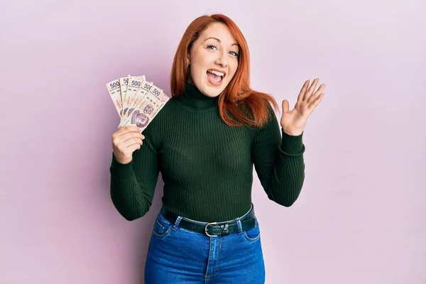 Mulher Ruiva Bonita Segurando 500 Pesos Mexicanos Notas Celebrando Realização — Fotografia de Stock