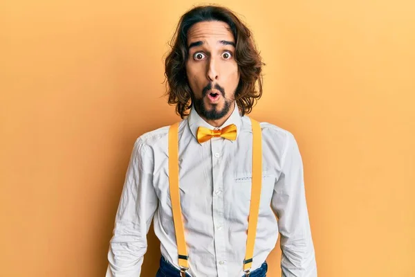 Ung Latinamerikansk Man Bär Hipster Elegant Ser Rädd Och Chockad — Stockfoto