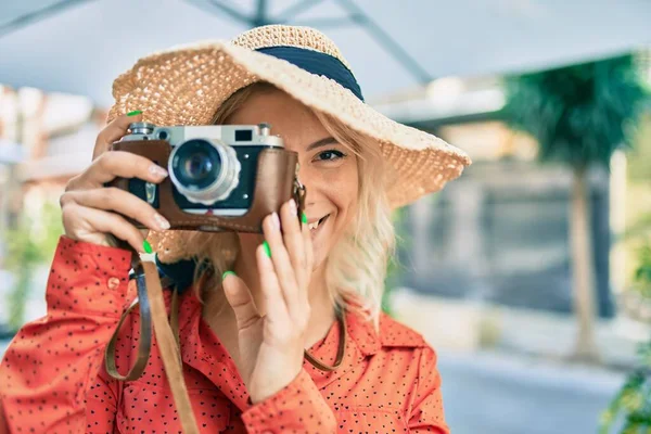 Młoda Blondynka Turysta Kobieta Uśmiecha Szczęśliwy Pomocą Vintage Aparat Spaceru — Zdjęcie stockowe