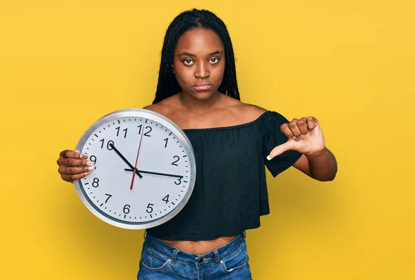 Junge Afrikanisch Amerikanische Frau Hält Große Uhr Mit Wütendem Gesicht — Stockfoto