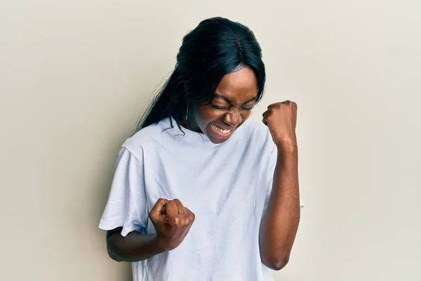 Jeune Femme Afro Américaine Portant Shirt Blanc Décontracté Célébrant Surprise — Photo