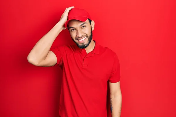 Spaanse Man Met Baard Dragen Levering Uniform Pet Glimlachen Vol — Stockfoto