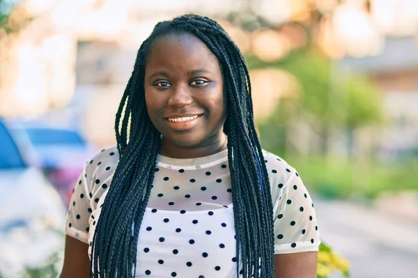 Junge Afroamerikanerin Lächelt Glücklich Der Stadt — Stockfoto