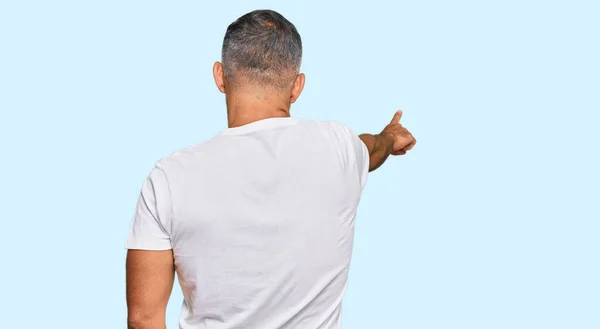 Gut Aussehender Mann Mittleren Alters Lässigem Weißem Shirt Posiert Rückwärts — Stockfoto