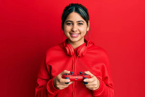 Mujer Latina Joven Jugando Videojuego Sosteniendo Controlador Sonriendo Con Una —  Fotos de Stock