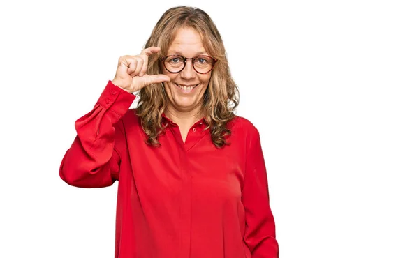 Mujer Rubia Mediana Edad Con Camisa Casual Sobre Fondo Rojo — Foto de Stock