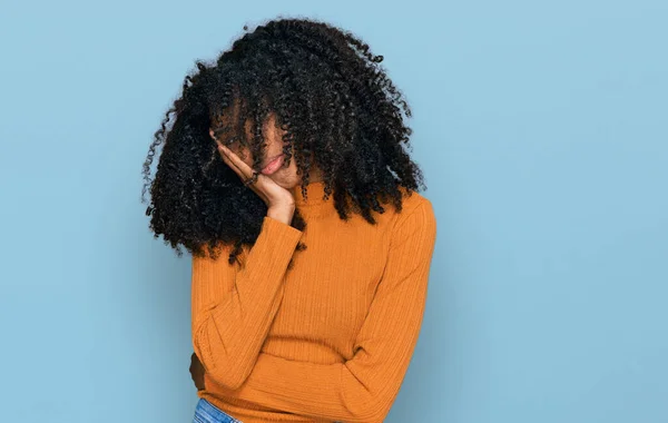 Fiatal Afro Amerikai Lány Visel Alkalmi Ruhák Gondolkodás Fáradt Unatkozik — Stock Fotó
