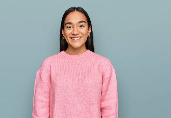 Junge Asiatin Lässigem Winterpullover Mit Einem Fröhlichen Und Kühlen Lächeln — Stockfoto