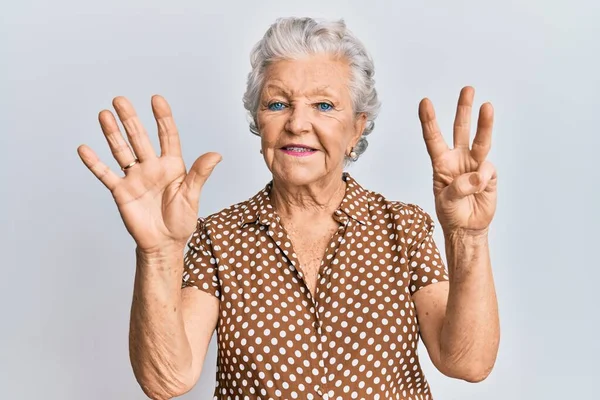 Старшая Седовласая Женщина Повседневной Одежде Показывающая Пальцами Номер Восемь Улыбаясь — стоковое фото
