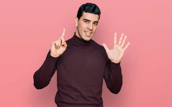 Schöner Hispanischer Mann Lässigem Rollkragenpullover Der Mit Finger Nummer Sechs — Stockfoto