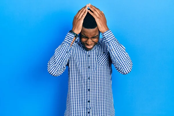 身穿休闲服的年轻的非洲裔美国人 由于疼痛和偏头痛 绝望和压力重重 手放在头上 — 图库照片