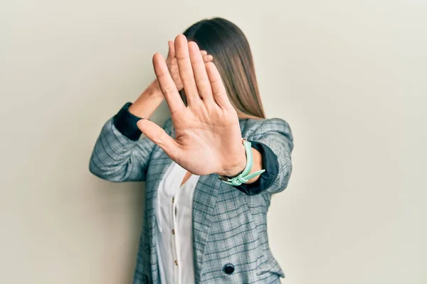 Mujer Hispana Joven Vestida Con Ropa Negocios Cubriendo Los Ojos —  Fotos de Stock