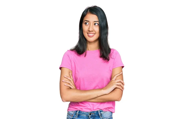 Hermosa Mujer Joven Asiática Vistiendo Casual Camiseta Rosa Sonriendo Mirando —  Fotos de Stock
