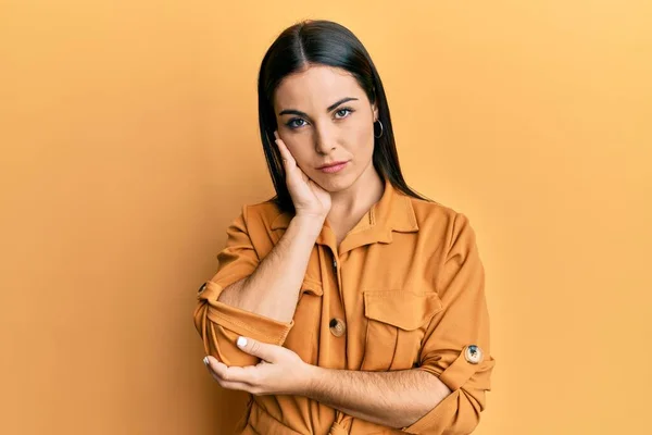 Jonge Brunette Vrouw Dragen Casual Kleding Denken Kijken Moe Verveeld — Stockfoto