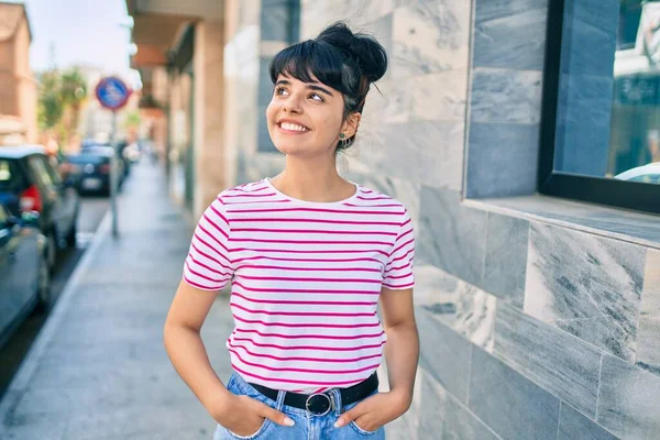 Joven Chica Hispana Sonriendo Feliz Caminando Por Ciudad — Foto de Stock
