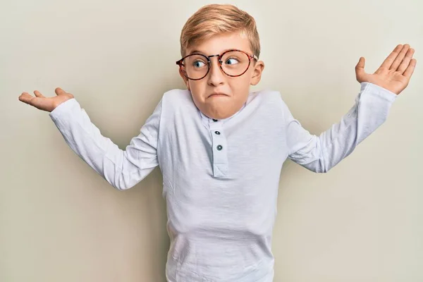 Pequeño Niño Caucásico Usando Ropa Casual Gafas Despistado Confundido Con —  Fotos de Stock