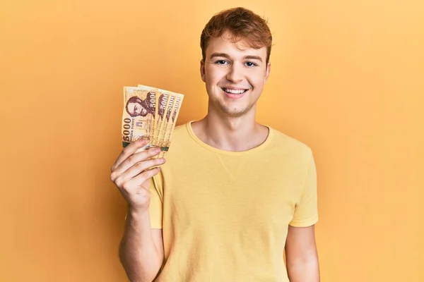 Fiatal Fehér Férfi 5000 Forintos Bankjegyekkel Kezében Pozitív Boldog Állva — Stock Fotó