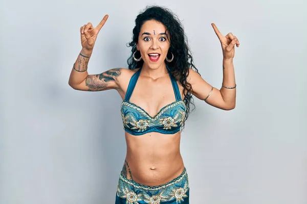 Jovem Mulher Vestindo Bindi Tradicional Barriga Dança Roupas Sorrindo Espantado — Fotografia de Stock