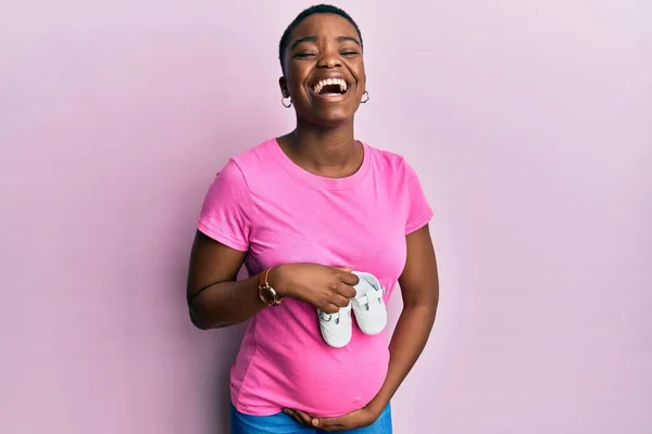 Joven Mujer Afroamericana Esperando Bebé Sosteniendo Zapatos Sonriendo Riendo Voz — Foto de Stock
