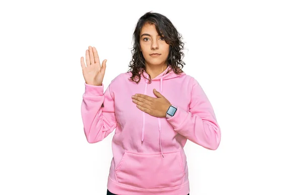Jonge Latijns Amerikaanse Vrouw Draagt Casual Sweatshirt Vloeken Met Hand — Stockfoto