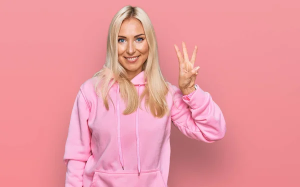 Ung Blond Kvinna Bär Casual Sweatshirt Visar Och Pekar Upp — Stockfoto