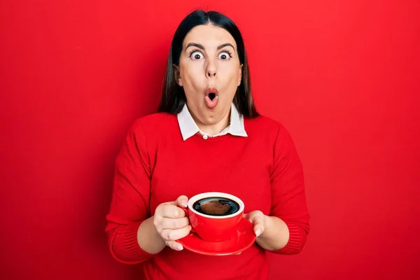 Mujer Hispana Joven Bebiendo Una Taza Café Asustada Conmocionada Con — Foto de Stock