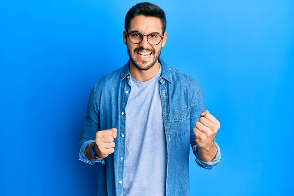 Joven Hispano Vestido Con Ropa Casual Gafas Celebrando Sorprendido Sorprendido —  Fotos de Stock