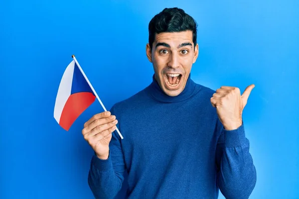 Hombre Hispano Guapo Sosteniendo Bandera República Checa Señalando Pulgar Hacia —  Fotos de Stock