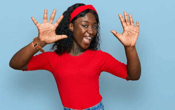Красива Африканська Молода Жінка Повсякденному Одязі Показуючи Вказуючи Пальцями Номер — стокове фото
