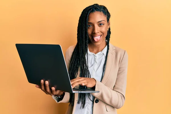 Africano Americano Mulher Trabalhando Usando Computador Laptop Furando Língua Para — Fotografia de Stock