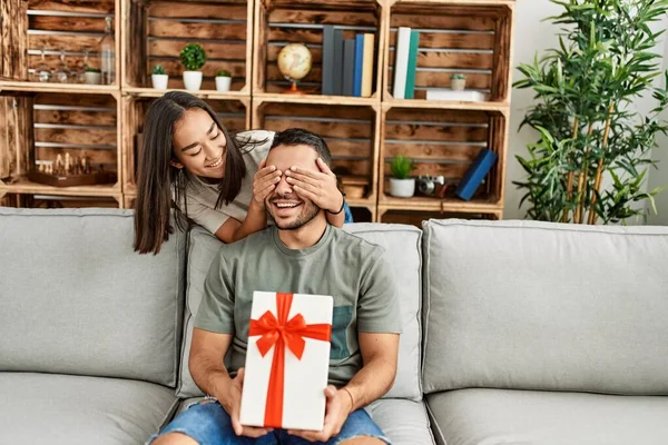 Jovem Mulher Surpreendendo Seu Namorado Com Presente Aniversário Casa — Fotografia de Stock