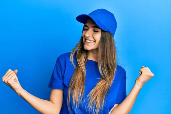 Mulher Hispânica Jovem Vestindo Uniforme Parto Boné Muito Feliz Animado — Fotografia de Stock