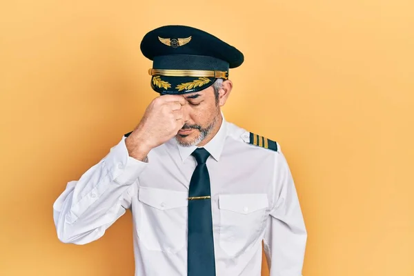 Knappe Man Van Middelbare Leeftijd Met Grijs Haar Vliegtuig Piloot — Stockfoto
