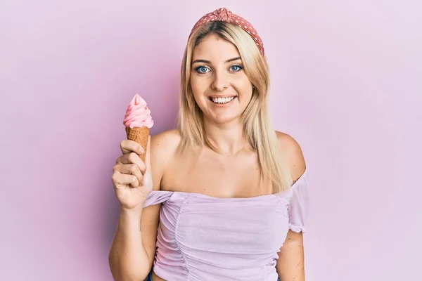 幸せそうな笑顔で笑顔でアイスクリームを手にした若い白人女性 歯を見せて — ストック写真